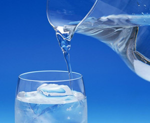 多饮水可防肾结石
